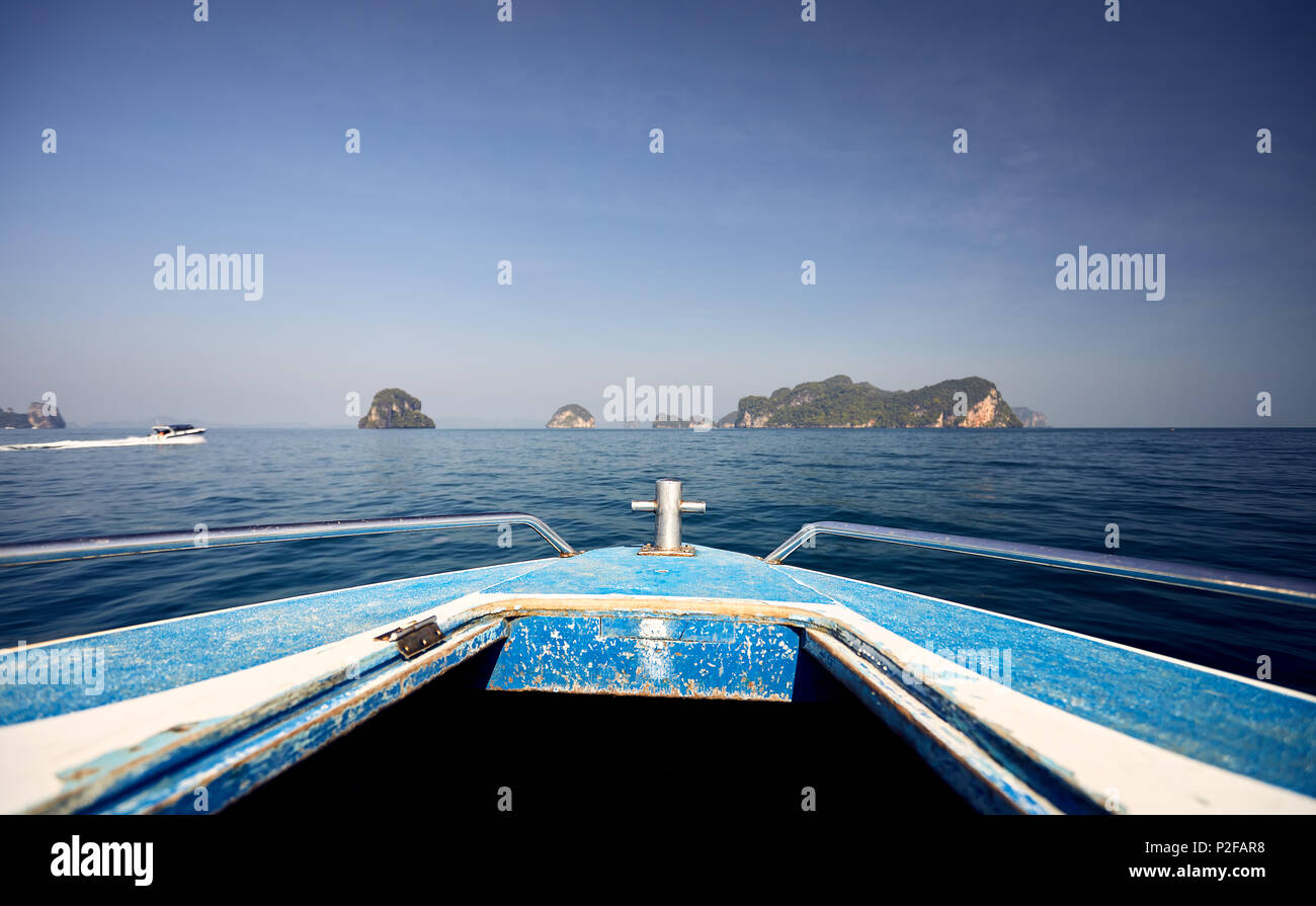 Bateau bleu sur les îles tropicales de la mer d'Andaman, Thaïlande Banque D'Images