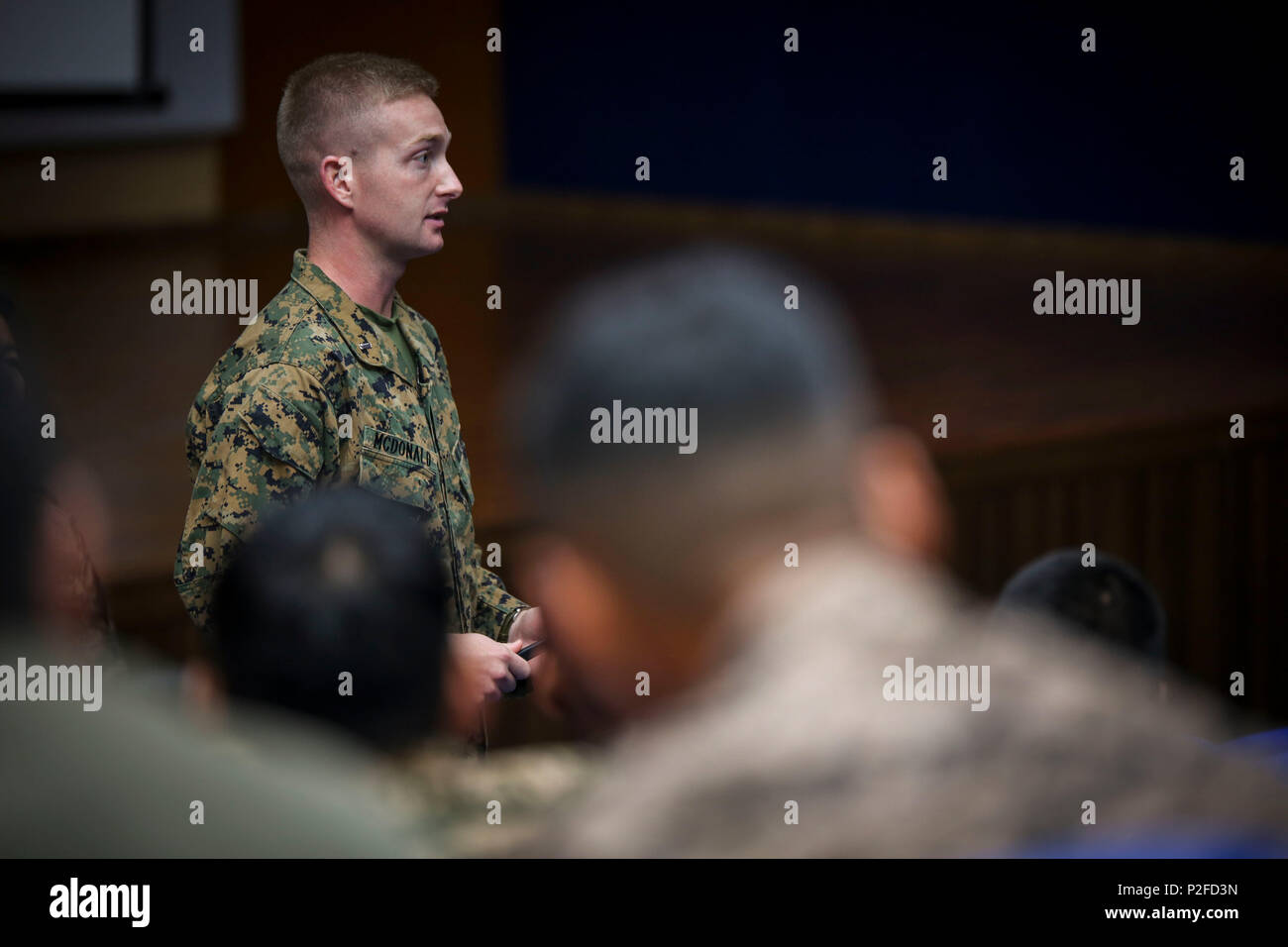 U.S. Marine 1er Lt Michael McDonald parle de la Mongolian membres de service pendant un cours d'introduction d'armes non létales (séminaire exécutif NOLES) 2016 à l'Espace Formation Five Hills, la Mongolie, le 12 septembre 2016. McDonald est l'officier responsable pour les Marines participant à NOLES. NOLES est un exercice d'entraînement sur le terrain et de leadership séminaire organisé chaque année par les différents pays à travers l'Asie-Pacifique. (U.S. Marine Corps photo par le Cpl. Jonathan E. LopezCruet) Banque D'Images