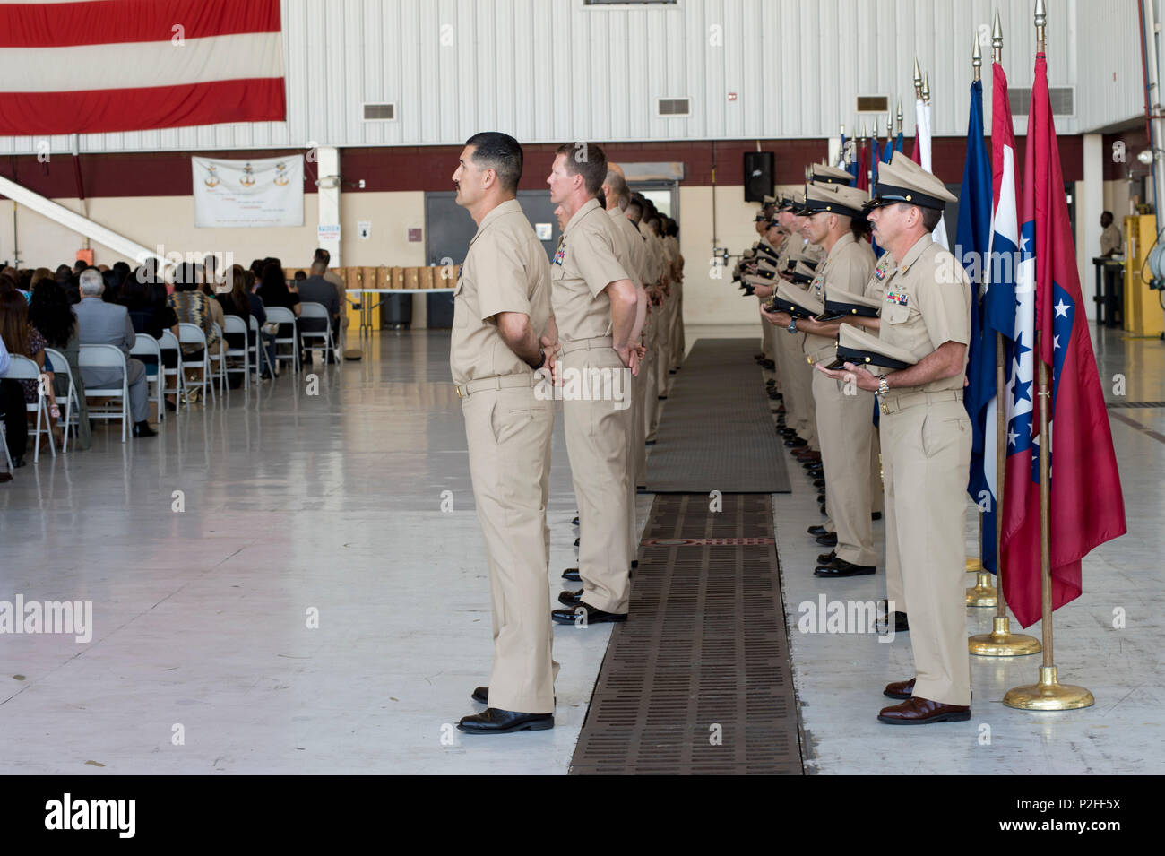 160917-N-NS216-071 SAN DIEGO - (sept. 17, 2016) Premier maître de harem de diverses commandes de San Diego et à leurs mentors se tenir au cours de l'AF-17 Le Premier maître de cérémonie pour la Classe 123 l'épinglage, tenue à l'Escadron de soutien logistique de la flotte CINQ SEPT, Naval Air Station North Island. Cinquante-quatre marins de réserve ont enfilé l'uniforme kaki et combinaison couvre pour la première fois après avoir terminé le PM 365 Phase II. (U.S. Photo par marine Spécialiste de la communication de masse premier classe Jennifer Gold) Banque D'Images