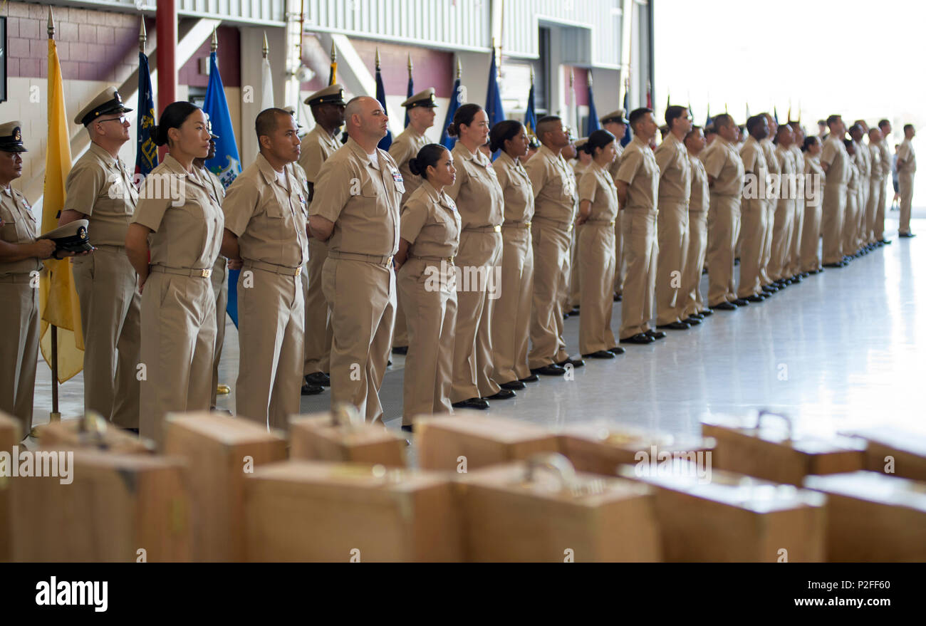 60917-N-NS216-089 SAN DIEGO - (sept. 17, 2016) Premier maître de harem de diverses commandes de San Diego et à leurs mentors se tenir au cours de l'AF-17 Le Premier maître de cérémonie pour la Classe 123 l'épinglage, tenue à l'Escadron de soutien logistique de la flotte CINQ SEPT, Naval Air Station North Island. Cinquante-quatre marins de réserve ont enfilé l'uniforme kaki et combinaison couvre pour la première fois après avoir terminé le PM 365 Phase II. (U.S. Photo par marine Spécialiste de la communication de masse premier classe Jennifer Gold) Banque D'Images