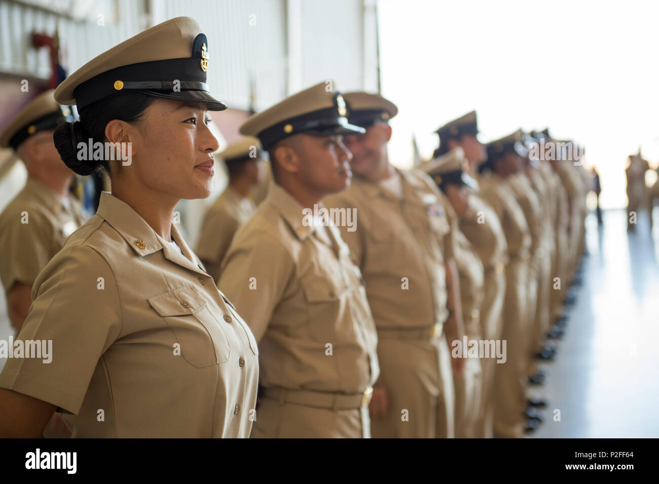 160917-N-NS216-155 SAN DIEGO - (sept. 17, 2016) Technicien de systèmes d'information en chef Janice Kook, attaché Centre de soutien opérationnel de la Marine à San Diego, de Fairfax, en Virginie, se trouve avec d'autres officiers en chef (CPO) au cours de l'AF-17 Le Premier maître de cérémonie pour la Classe 123 l'épinglage, tenue à l'Escadron de soutien logistique de la flotte CINQ SEPT, Naval Air Station North Island. Cinquante-quatre marins de réserve de diverses commandes de San Diego ont enfilé l'uniforme kaki et combinaison couvre pour la première fois après avoir terminé le PM 365 Phase II. (U.S. Photo par marine Spécialiste de la communication de masse Premier Cl Banque D'Images