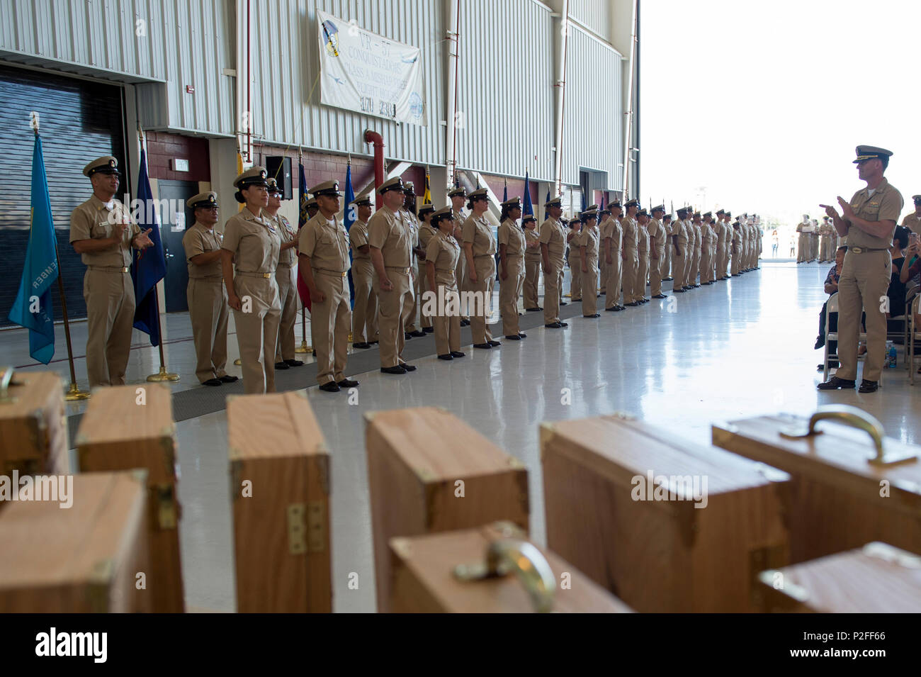 160917-N-NS216-381 SAN DIEGO - (sept. 17, 2016) a effectué récemment des premiers maîtres de diverses commandes de San Diego sont donnés une série d'applaudissements à la fin de l'AF-17 Le Premier maître de cérémonie pour la Classe 123 l'épinglage, tenue à l'Escadron de soutien logistique de la flotte CINQ SEPT, Naval Air Station North Island. Cinquante-quatre marins de réserve ont enfilé l'uniforme kaki et combinaison couvre pour la première fois après avoir terminé le PM 365 Phase II. (U.S. Photo par marine Spécialiste de la communication de masse premier classe Jennifer Gold) Banque D'Images