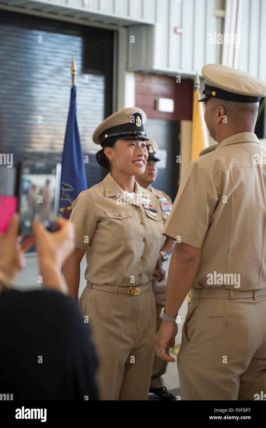 160917-N-NS216-132 SAN DIEGO - (sept. 17, 2016) Technicien de systèmes d'information en chef Janice Kook, attaché Centre de soutien opérationnel de la Marine à San Diego, de Fairfax, en Virginie, est félicité par son mentor après avoir reçu sa combinaison pendant l'AF-17 Le Premier maître de cérémonie pour la Classe 123 l'épinglage, tenue à l'Escadron de soutien logistique de la flotte CINQ SEPT, Naval Air Station North Island. Cinquante-quatre marins de réserve de diverses commandes de San Diego ont enfilé l'uniforme kaki et combinaison couvre pour la première fois après avoir terminé le PM 365 Phase II. (U.S. Photo de la marine en masse Communicati Banque D'Images