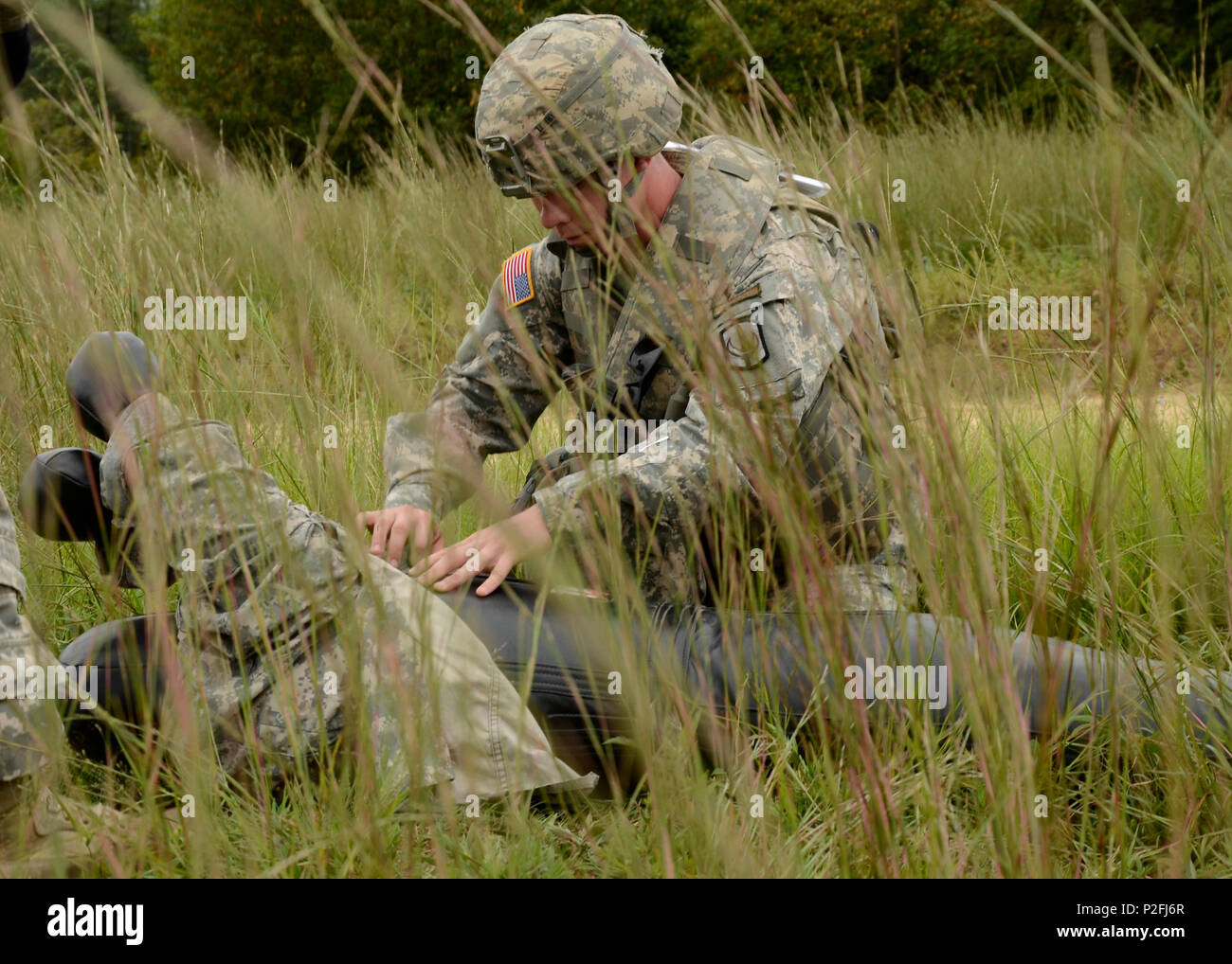 La CPS de l'armée américaine. Michael Lowry, 151e Bataillon des transmissions du Corps expéditionnaire, évalue une victime dans le cadre de la formation des exercices de combat dirigé par la mobilisation de l'élément de formation et d'Assistance au Centre de formation à Eastover McCrady, Caroline du Sud le 20 septembre 2016 en préparation pour un prochain déploiement. (U.S. Photo de la Garde nationale 1er lieutenant Jessica Donnelly, 108e Détachement des affaires publiques) Banque D'Images