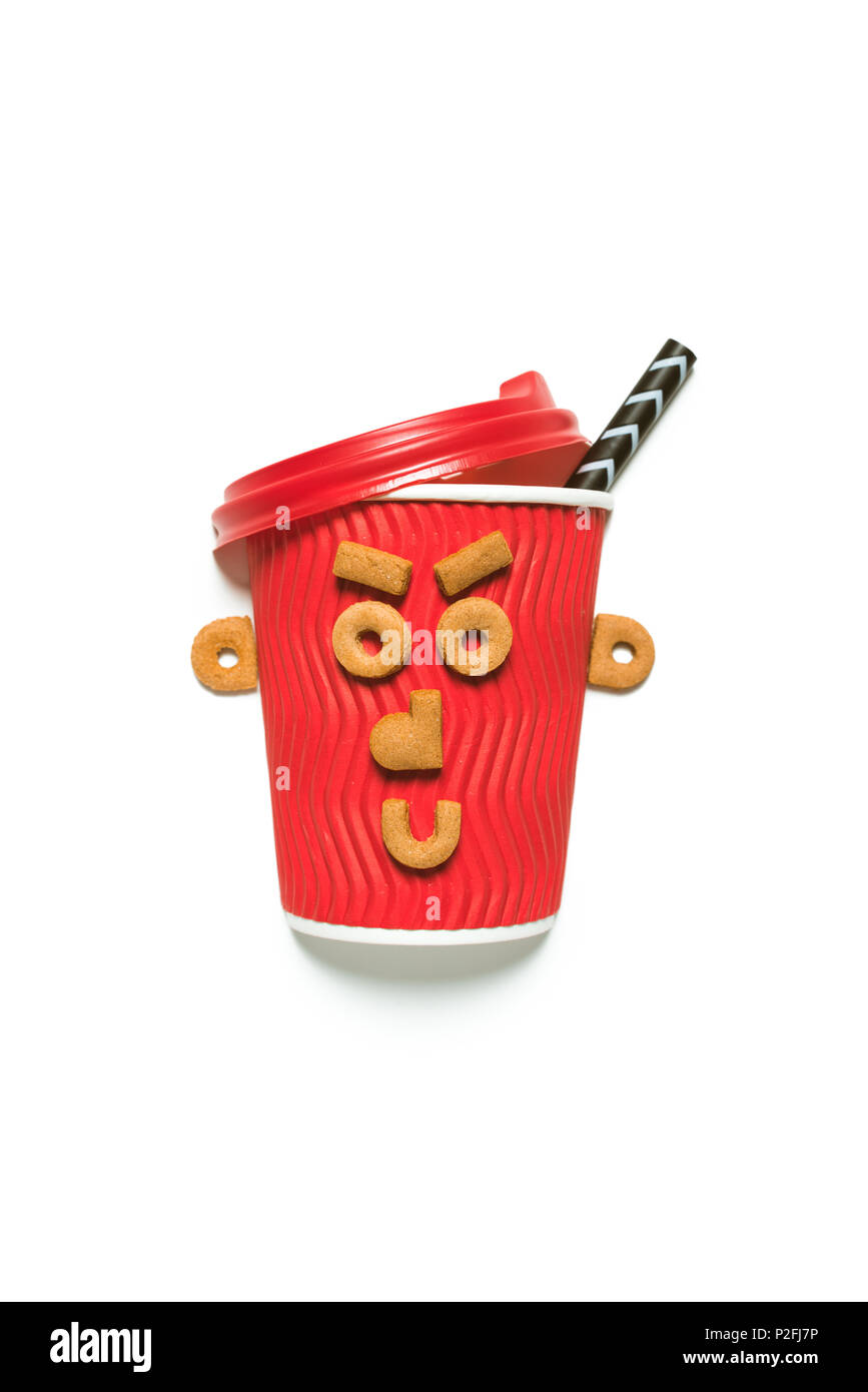 Vue rapprochée de la tasse de café jetable rouge avec drôle de visage à base de cookies Banque D'Images