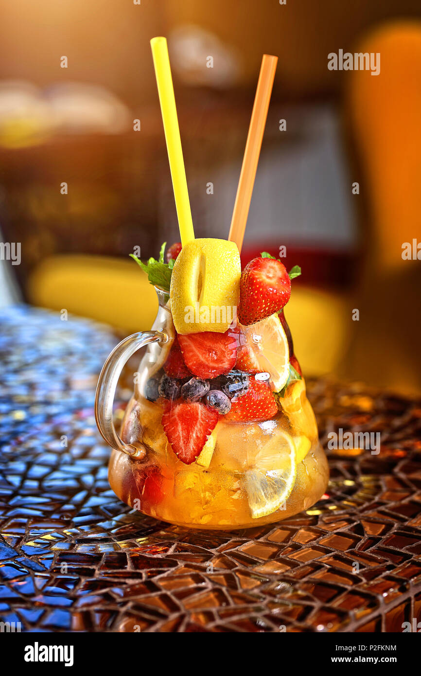 Limonade fait maison avec des fruits Banque D'Images