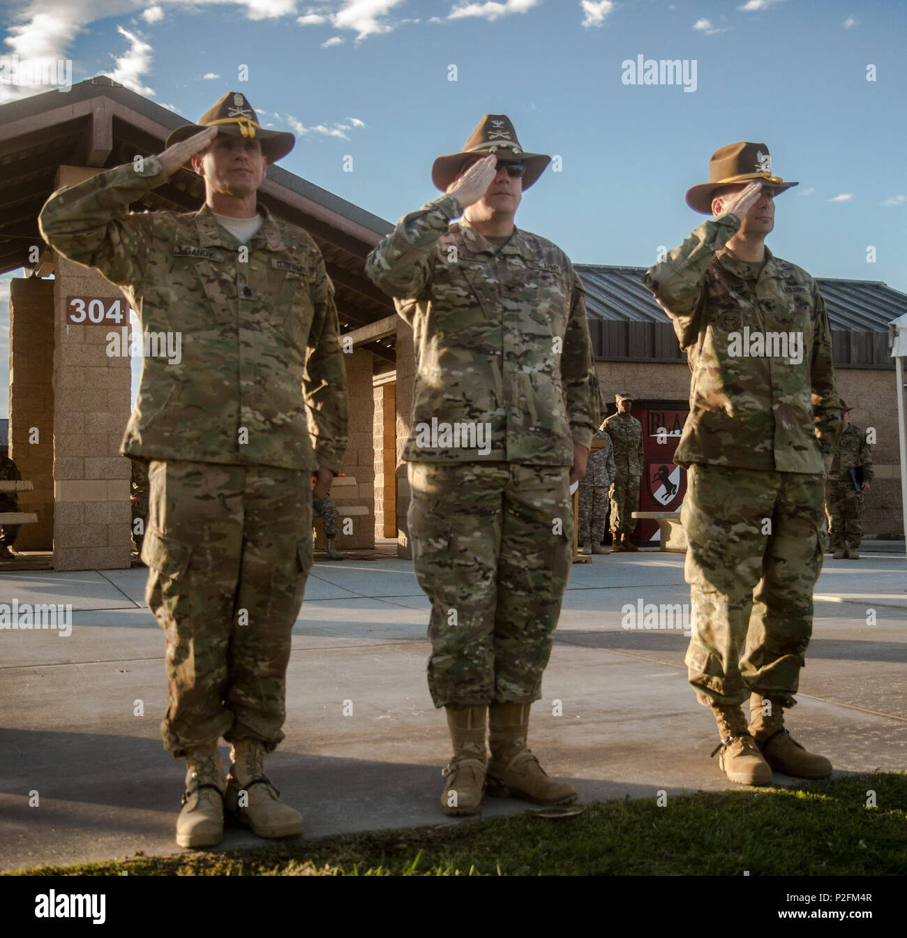 FORT IRWIN, en Californie - U.S. Army Command Sgt. Le major James T. Gandy (à gauche), le Colonel Joseph D. Clark (au centre), et le sergent commande. Le major Michael J. Stunkard, 11e Régiment de cavalerie blindée, saluer les couleurs en cours de The Crown Regiment cérémonie de changement de responsabilité de Fort Irwin's Fritz Domaine, le 20 septembre 2016. Le poste de sous-officier dans le régiment, Stunkard porte le manteau de perpétuer les coutumes, traditions, et la riche histoire de l'Blackhorse regiment. (U.S. Photo de l'armée par Pvt. Austin, Anyzeski ACR 11) Banque D'Images