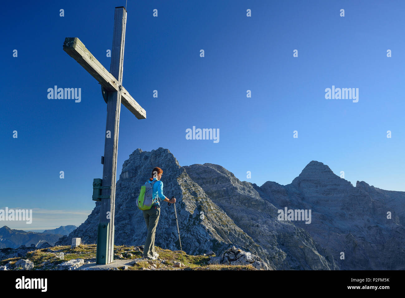 Une femme ayant atteint le sommet cross sur Ulrichshorn lors d'une randonnée, Nurracher Hoehenweg, Ulrichshorn Loferer, gamme, Tyrol, la Coudouliere Banque D'Images