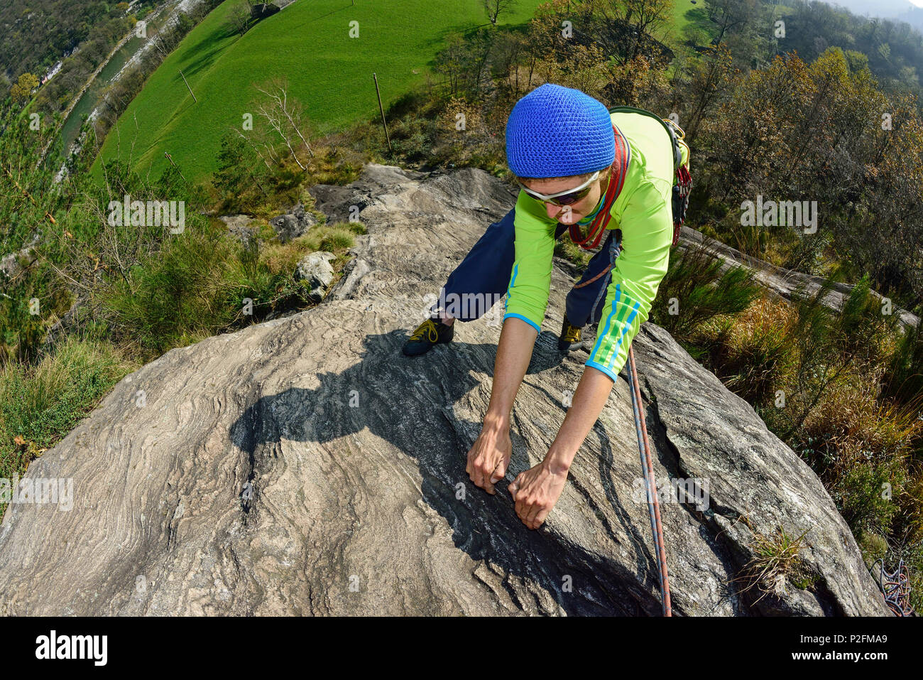 Femme d'escalade sur roche gneissique, Torbeccio, vallée de la Maggia, Tessin, Suisse Banque D'Images