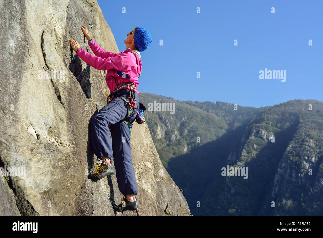 Femme d'escalade sur roche gneissique, Placca di Tegna, Ponte Brolla, Tessin, Suisse Banque D'Images