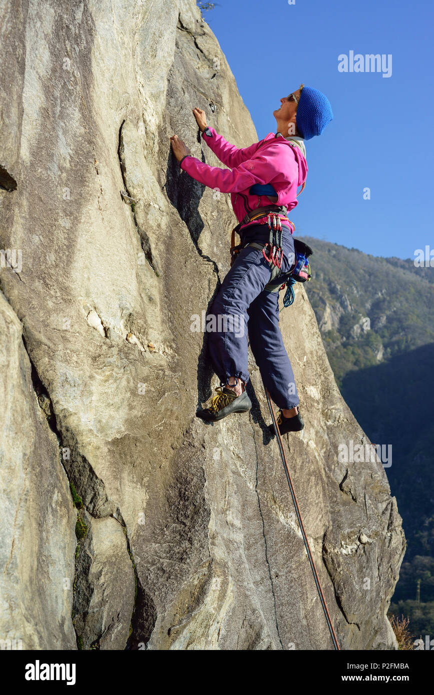 Femme d'escalade sur roche gneissique, Placca di Tegna, Ponte Brolla, Tessin, Suisse Banque D'Images