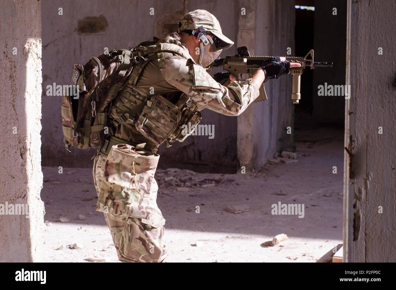 Soldat des forces spéciales à l'intérieur du bâtiment objectif carabine de tir Banque D'Images