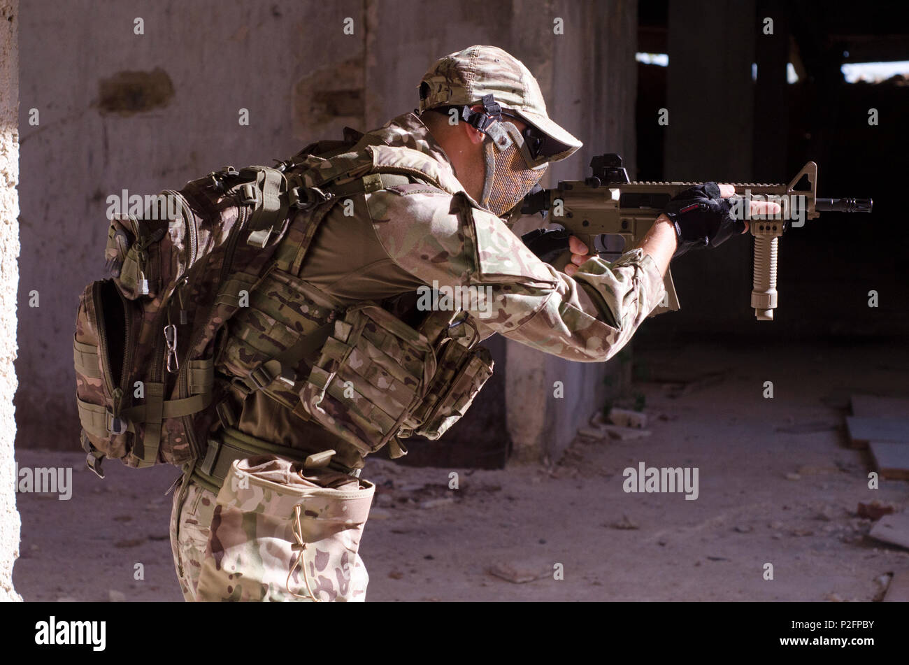 Soldat des forces spéciales à l'intérieur du bâtiment objectif carabine de tir Banque D'Images