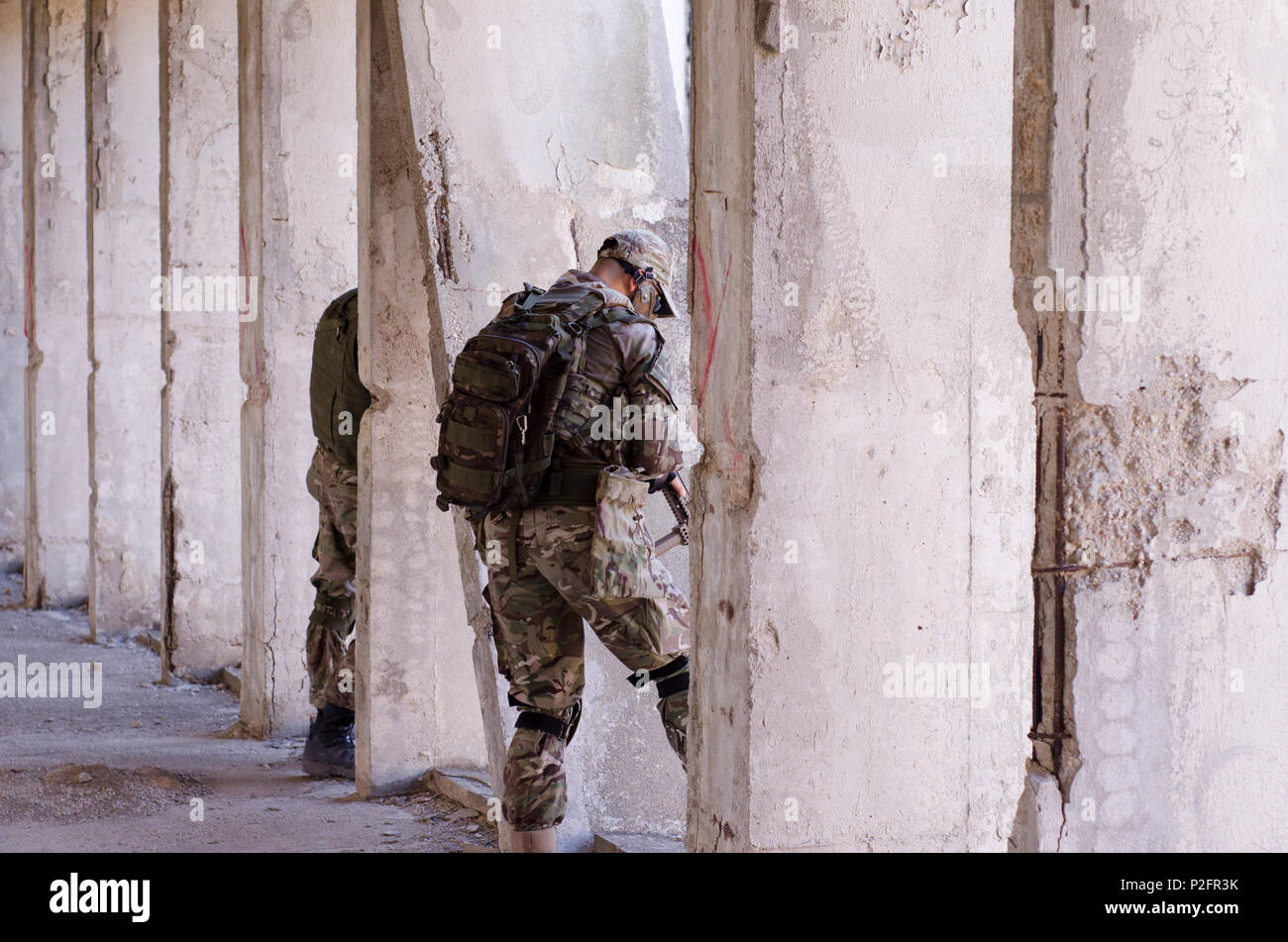 Soldat des forces spéciales à l'intérieur du bâtiment objectif carabine de tir Banque D'Images