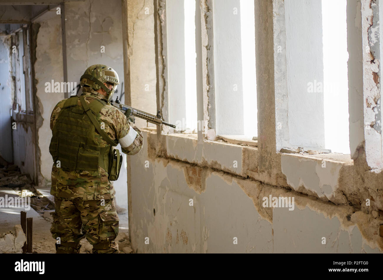 Vue côté soldat Airsoft cible objectif camouflage uniforme numérique Banque D'Images