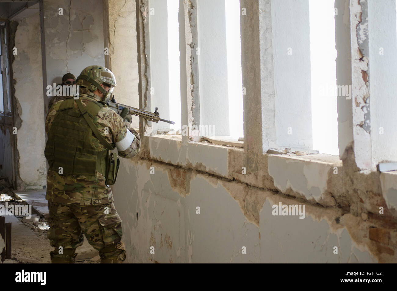 Vue côté soldat Airsoft cible objectif camouflage uniforme numérique Banque D'Images
