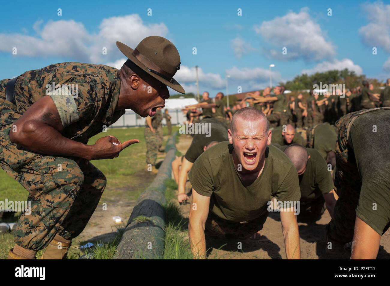 Le sergent des Marines des États-Unis. Carlos Jones, premier instructeur de  forage, peloton 3102, l'Entreprise I., 3e Bataillon, Régiment  d'entraînement des recrues, demande à un recrutement au cours d'une séance  de formation