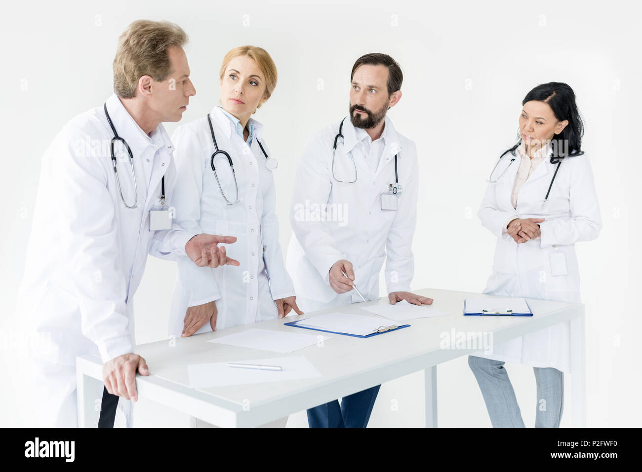 Groupe multiethnique de médecins professionnels travaillant ensemble, isolated on white Banque D'Images