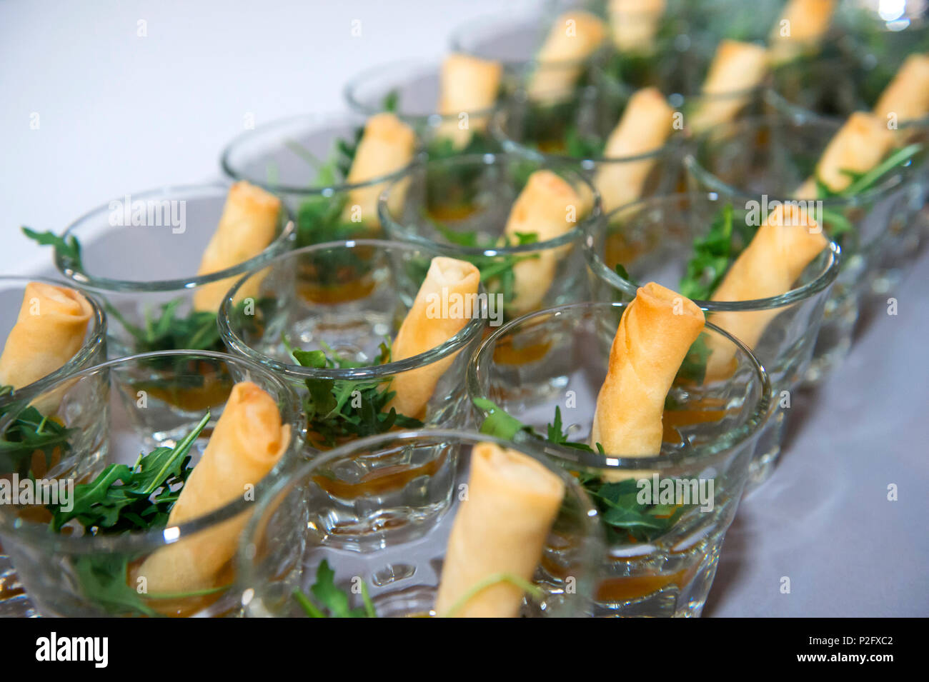 A la carte conçue en friture croustillante rouleau de printemps avec rucola en verre mini pour servir la collation Banque D'Images