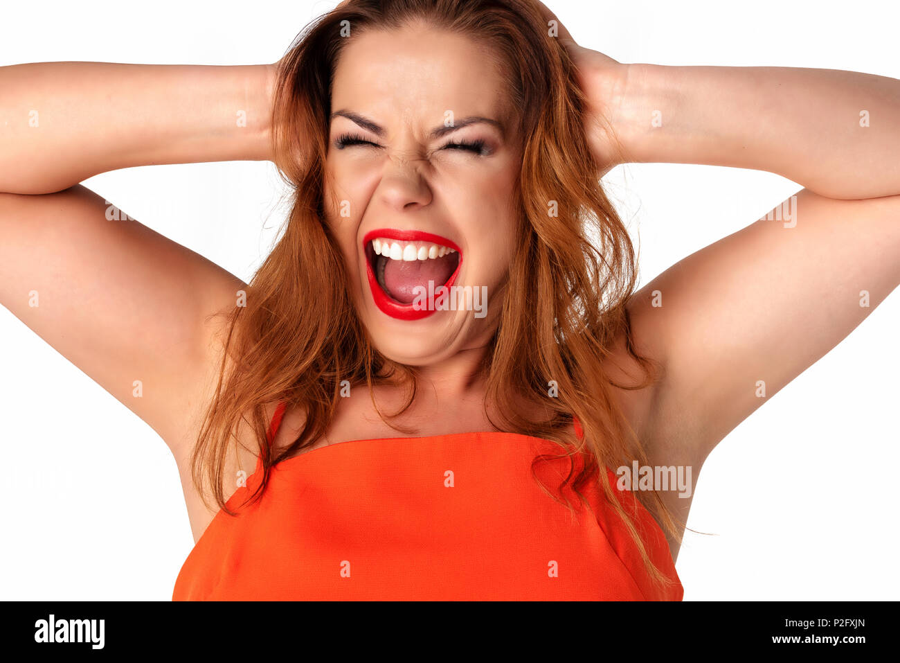 Belle et jeune femme aux dents parfait exprime ses émotions et crier. Banque D'Images