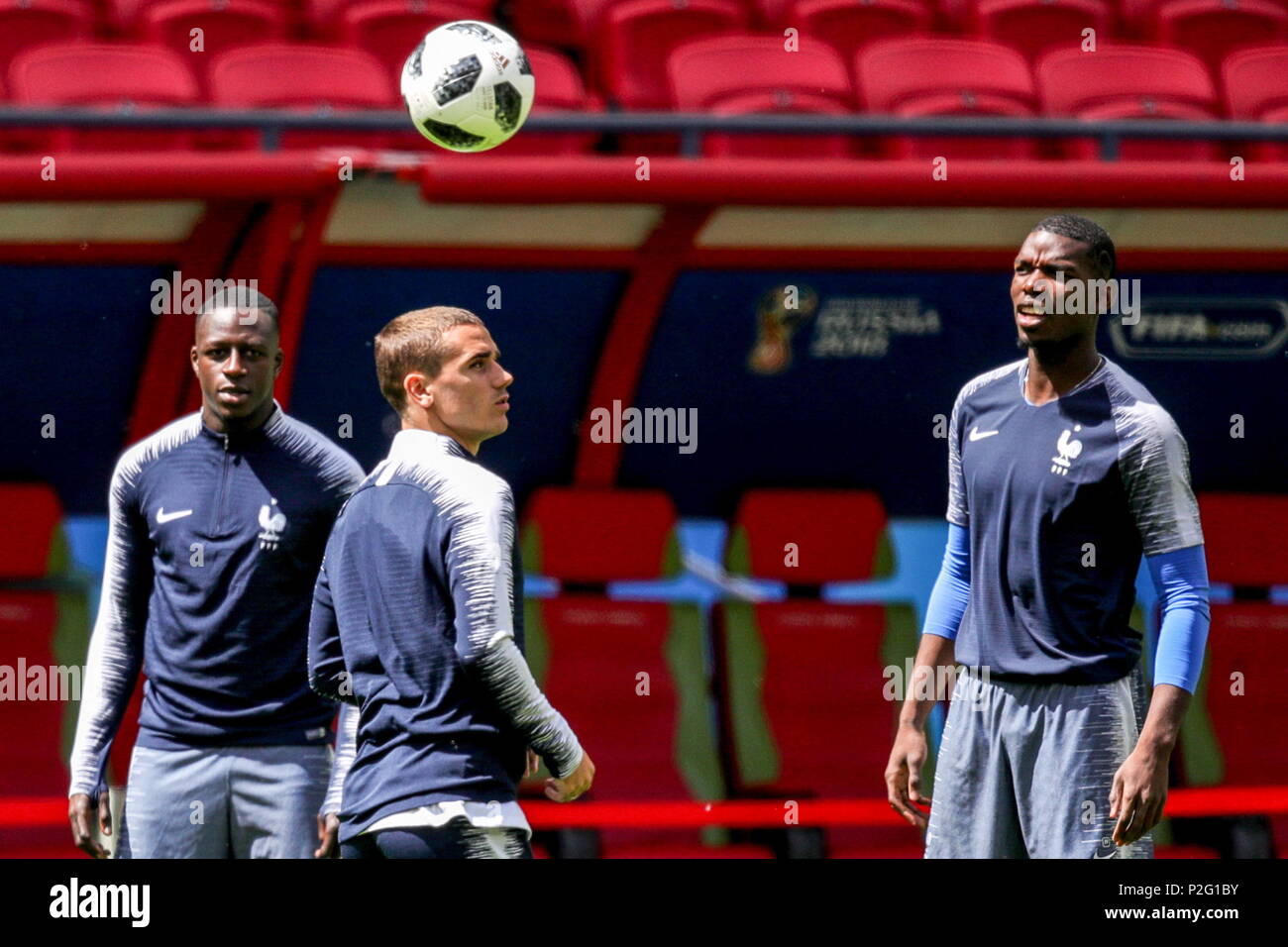 L R French National Team Soccer Banque D Image Et Photos Alamy [ 956 x 1300 Pixel ]
