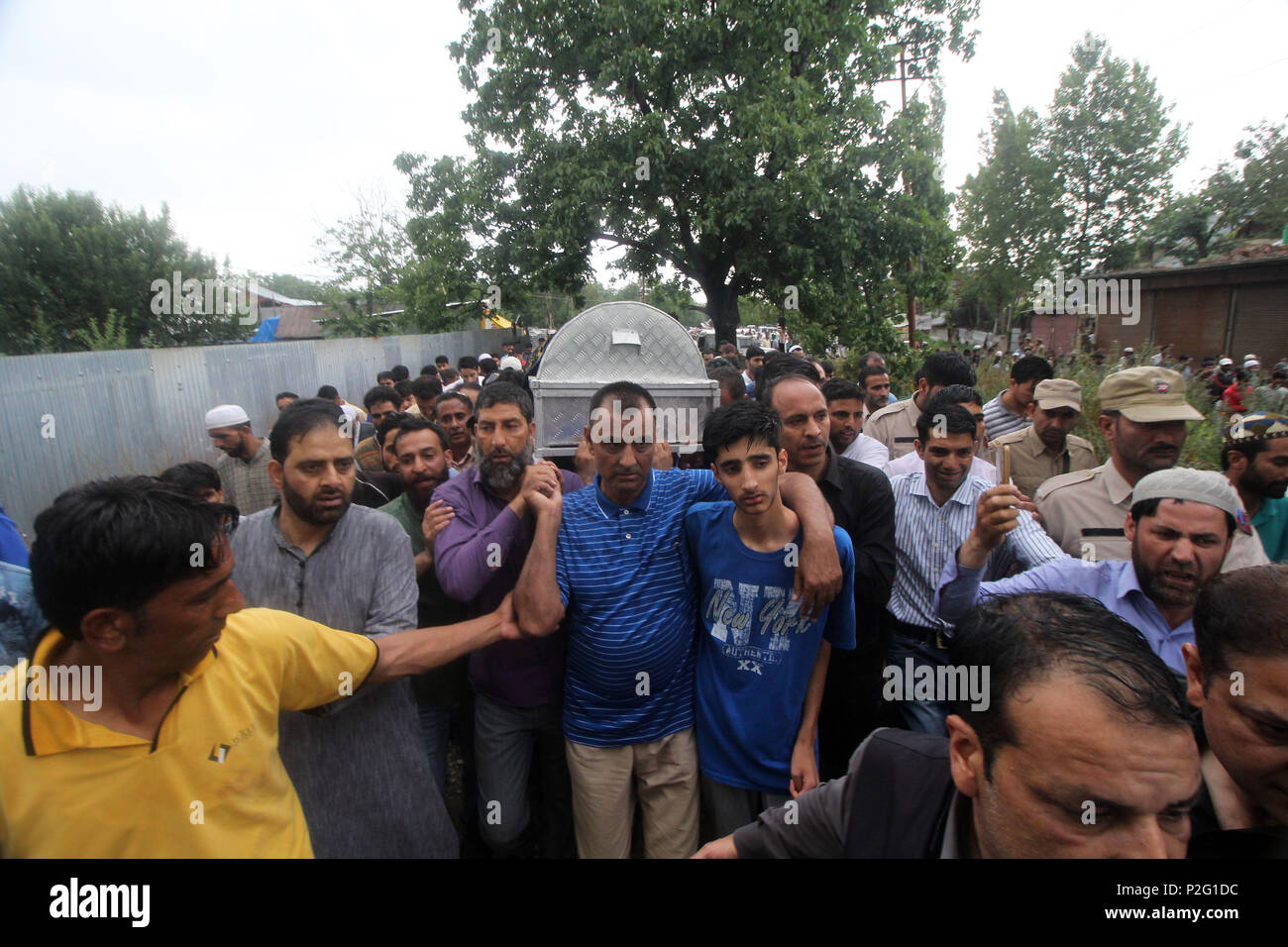 Baramulla, Jammu-et-Cachemire, en Inde. 15 Juin, 2018. Les gens portent le cercueil contenant le corps de journaliste et éditeur de l'augmentation du cachemire dans Kreeri journal Shujaat Bukhari calme du nord du Cachemire Baramulla quelque 40 kilomètres de Srinagar, la capitale d'été du Cachemire sous contrôle indien le 15 juin 2018. Shujaat a été tué avec ses deux gardes de sécurité personnelle par des inconnus armés dans la soirée de jeudi le 14 juin en colonie presse Srinagar. Credit : Faisal Khan/ZUMA/Alamy Fil Live News Banque D'Images