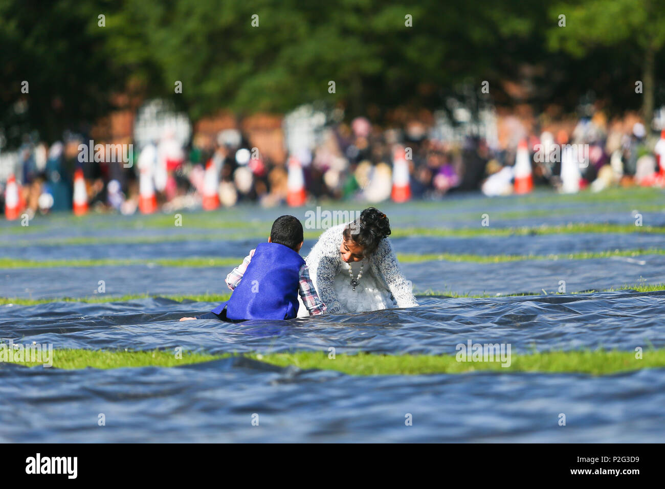 Birmingham, UK. 15 Juin, 2018. Plus de 100 000 musulmans se réunir en petits Heath park, Birmingham, de prier le matin de l'Aïd, la fin du mois de jeûne du Ramadan. Bâches en plastique est mis en place de tapis de prière. Peter Lopeman/Alamy Live News Banque D'Images