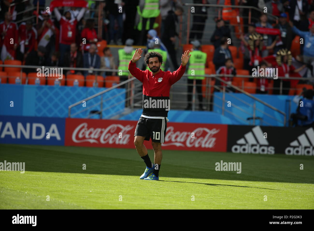 Yekaterinburg, Russie. 15 Juin, 2018. Mohamed Salah l'Égypte reconnaît les fans avant le début de la Coupe du Monde 2018 GROUPE A match de football entre l'Egypte et de l'Uruguay à Ekaterinbourg Arena de Yekaterinburg, Russie, 15 juin 2018. Credit : Ahmed Ramadan/dpa/Alamy Live News Banque D'Images