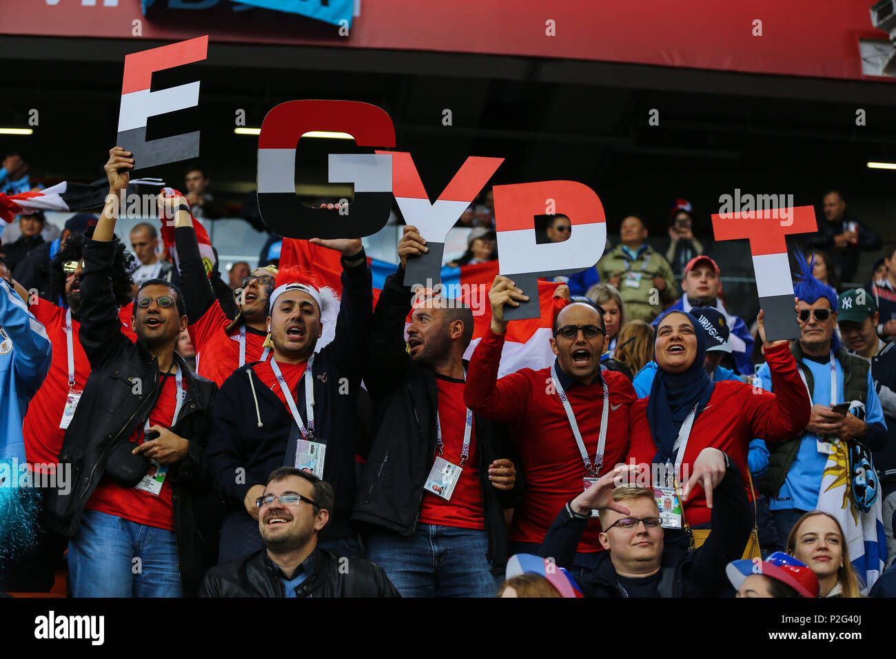 Yekaterinburg, Russie. 15 Juin, 2018. Fans cheer égyptien sur les stands pendant la Coupe du Monde FIFA 2018 football match du groupe A entre l'Égypte et de l'Uruguay à Ekaterinbourg Arena de Yekaterinburg, Russie, 15 juin 2018. Credit : Ahmed Ramadan/dpa/Alamy Live News Banque D'Images