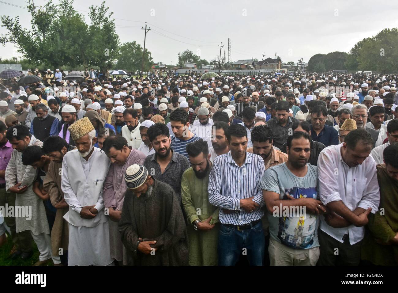 15 juin 2018 - Baramulla, J&K, l'Inde - Cachemire offre aux résidents de prières funéraires Shujaat Bukhari, journaliste chevronné et rédacteur en chef du quotidien anglais 'Rising cachemire, ' dans Kreeri, quelques 45kms de Srinagar, Cachemire sous administration indienne. Des milliers de personnes ont assisté à l'enterrement de Bukhari Shujaat à Baramulla aujourd'hui. Bukhari et ses agents de sécurité personnel (OSP) ont été abattus par des hommes armés non identifiés à la colonie de la presse à Srinagar le jeudi soir. Credit : Saqib Majeed/SOPA Images/ZUMA/Alamy Fil Live News Banque D'Images