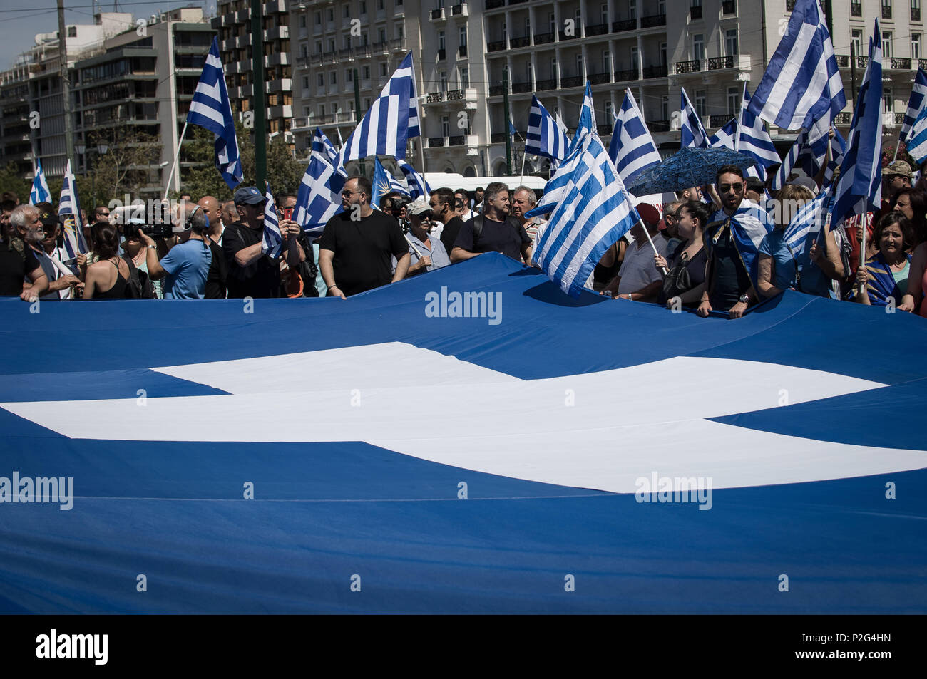 Athènes, Grèce. 1er janvier 2006. Vu les gens tenant un grand drapeau grec et criant des slogans lors de la manifestation.000 personnes ont manifesté à propos de Macédoine et contre le projet de loi plusieurs conditions préalables à l'achèvement de l'évaluation 4e voté avant de tombe de soldat inconnu à la place Syntagma à Athènes. Credit : Nikolas Joao/Kokovlis SOPA Images/ZUMA/Alamy Fil Live News Banque D'Images