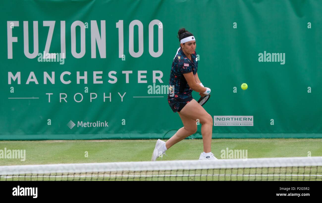 Manchester UK 15 juin 2018 Ons Jabeur (Tunisie) en action dans son quart de finale contre Viktorija Golubic (Suisse) à la Fuzion 100 Trophée Manchester tenu au nord du Club de tennis et de squash à West Didsbury. Jabeur remporte 6-2, 6-3. Crédit : John Fryer/Alamy Live News Banque D'Images