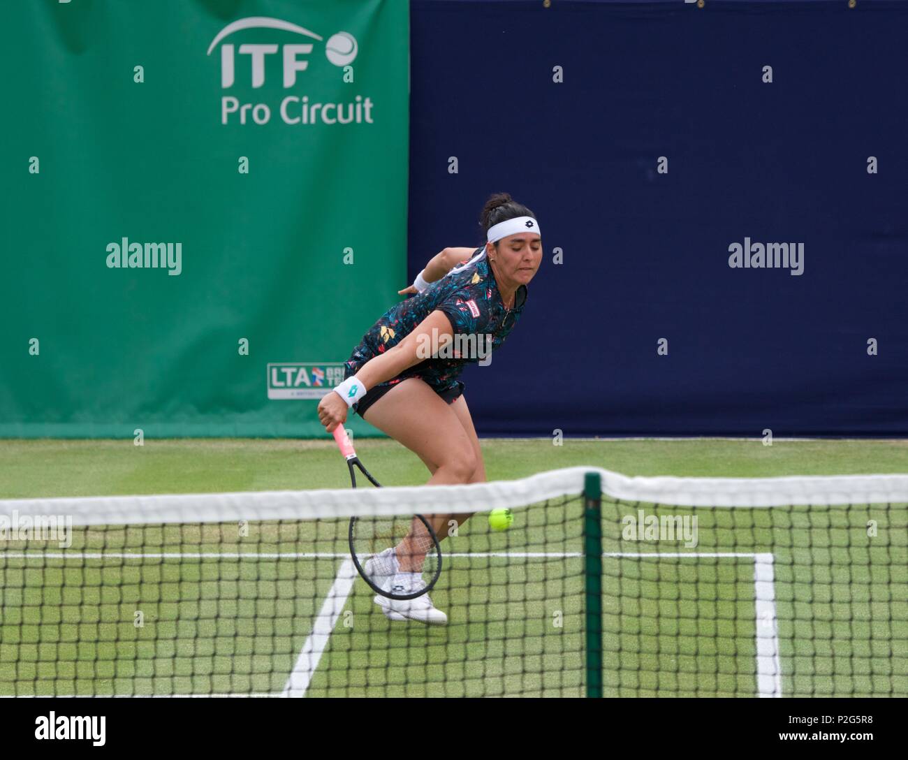 Manchester UK 15 juin 2018 Ons Jabeur (Tunisie) en action dans son quart de finale contre Viktorija Golubic (Suisse) à la Fuzion 100 Trophée Manchester tenu au nord du Club de tennis et de squash à West Didsbury. Jabeur remporte 6-2, 6-3. Crédit : John Fryer/Alamy Live News Banque D'Images