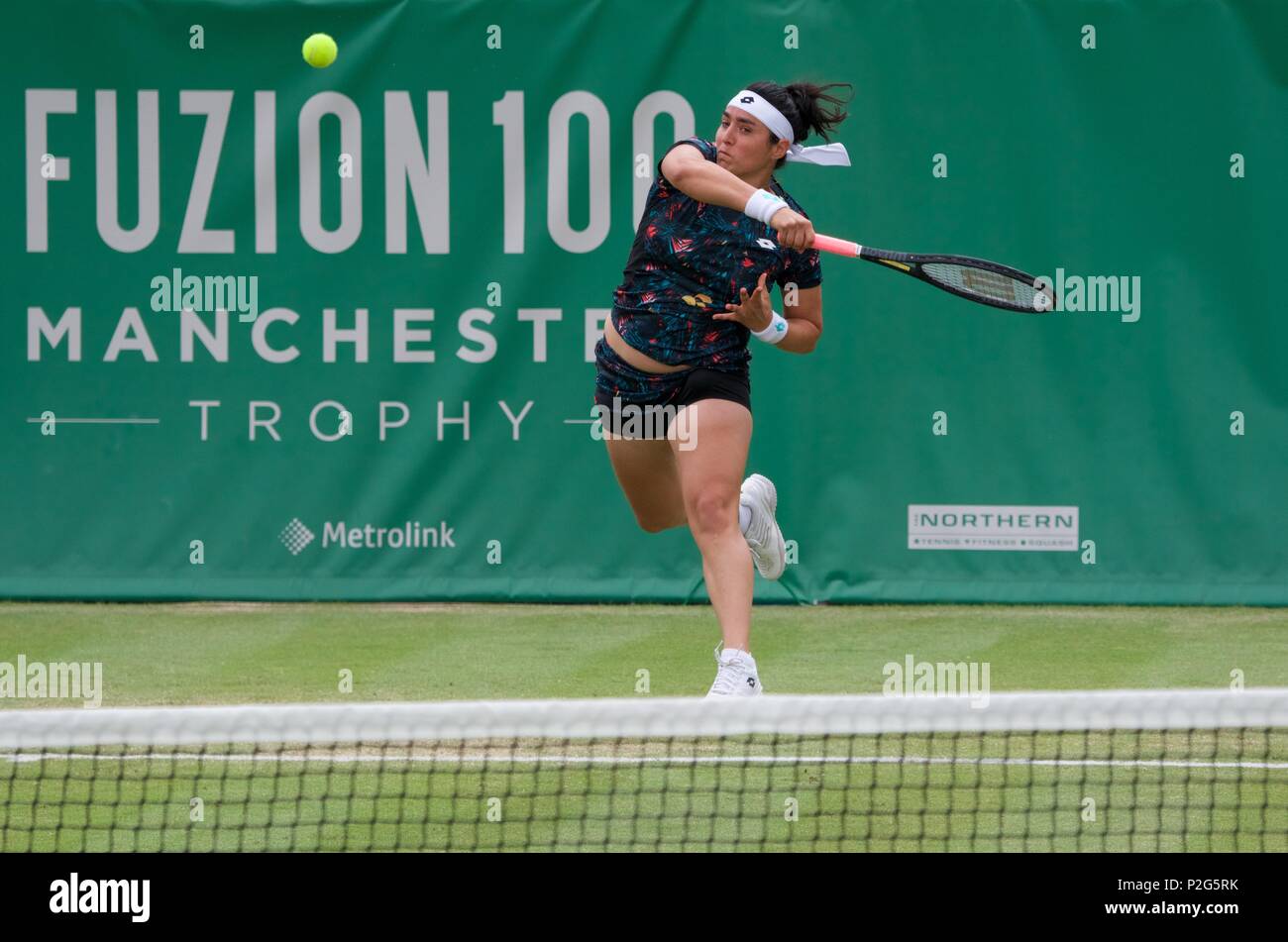 Manchester UK 15 juin 2018 Ons Jabeur (Tunisie) en action dans son quart de finale contre Viktorija Golubic (Suisse) à la Fuzion 100 Trophée Manchester tenu au nord du Club de tennis et de squash à West Didsbury. Jabeur remporte 6-2, 6-3. Crédit : John Fryer/Alamy Live News Banque D'Images