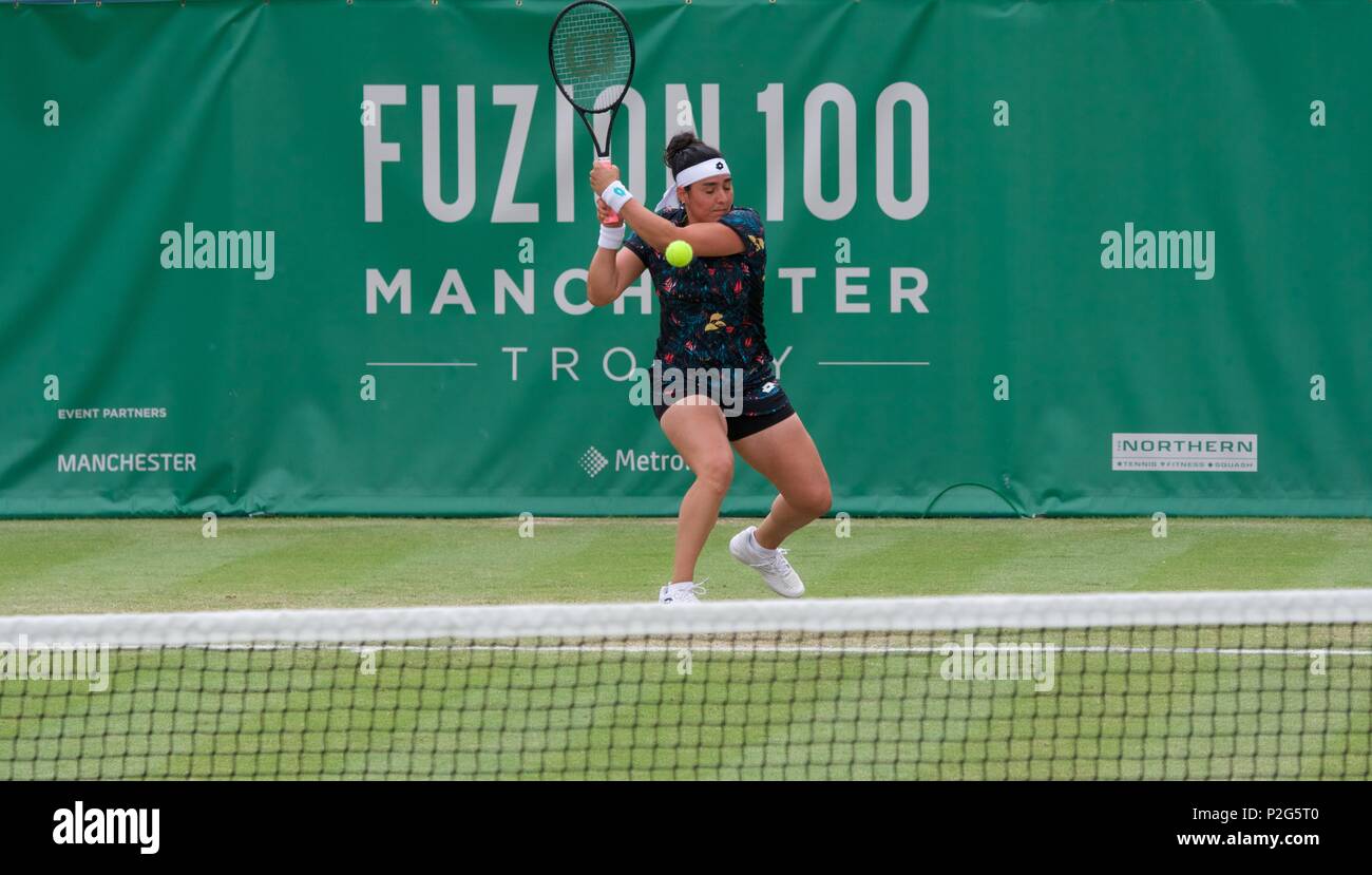 Manchester UK 15 juin 2018 Ons Jabeur (Tunisie) en action dans son quart de finale contre Viktorija Golubic (Suisse) à la Fuzion 100 Trophée Manchester tenu au nord du Club de tennis et de squash à West Didsbury. Jabeur remporte 6-2, 6-3. Crédit : John Fryer/Alamy Live News Banque D'Images