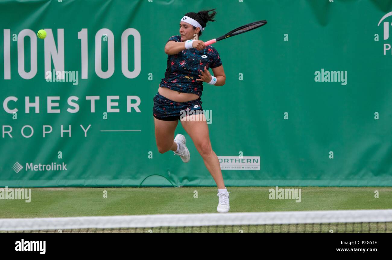 Manchester UK 15 juin 2018 Ons Jabeur (Tunisie) en action dans son quart de finale contre Viktorija Golubic (Suisse) à la Fuzion 100 Trophée Manchester tenu au nord du Club de tennis et de squash à West Didsbury. Jabeur remporte 6-2, 6-3. Crédit : John Fryer/Alamy Live News Banque D'Images