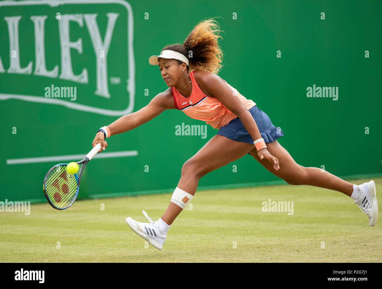 Centre de tennis de Nottingham, Nottingham, Royaume-Uni. 15 Juin, 2018. La Nature Valley Open de tennis ; Naomi Osaka (JPN) s'étend de retourner un coup droit dans son quart de finale contre Mihaela Buzarnescu (ROU) Credit : Action Plus Sport/Alamy Live News Banque D'Images