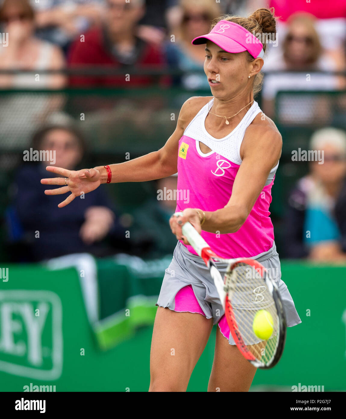 Centre de tennis de Nottingham, Nottingham, Royaume-Uni. 15 Juin, 2018. La Nature Valley Open de tennis ; Forehand retour par Mihaela Buzarnescu (ROU) dans son match avec Naomi Osaka (JPN) Credit : Action Plus Sport/Alamy Live News Banque D'Images