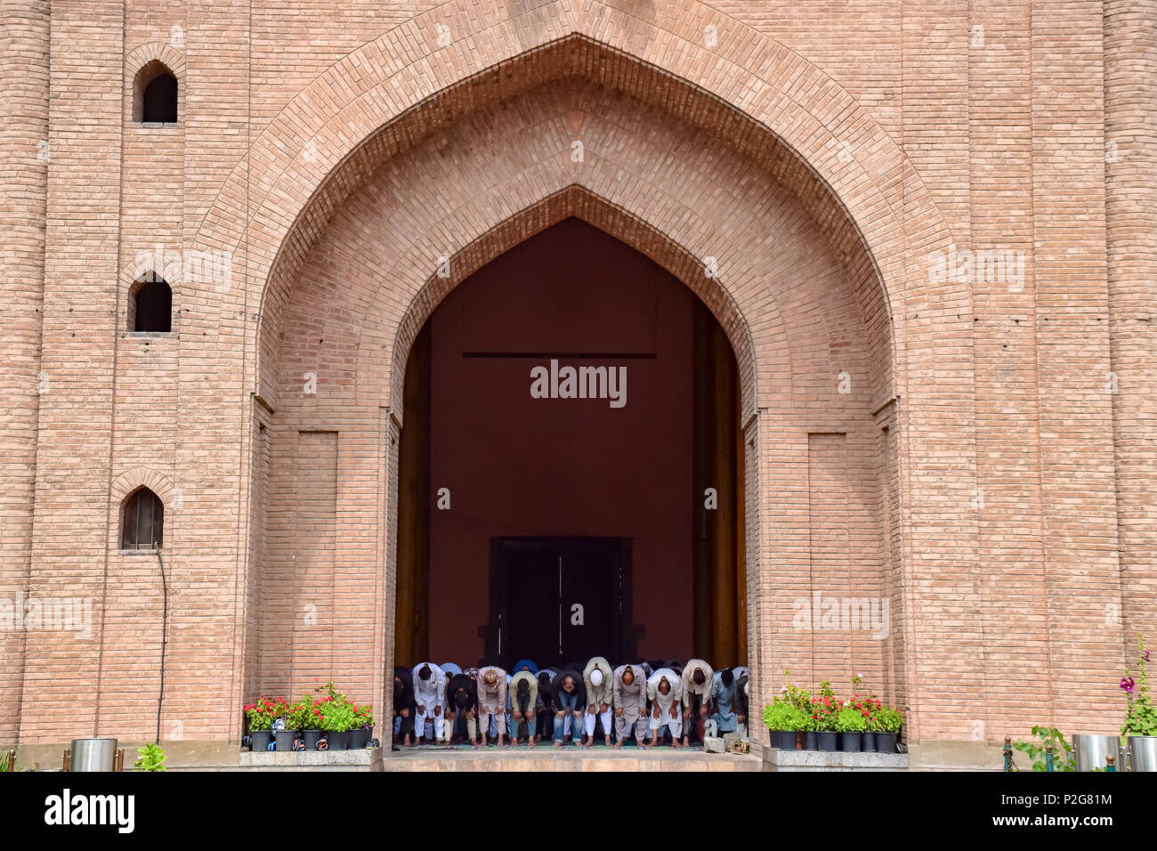 Les musulmans du Cachemire prier à l'intérieur de la Grande Mosquée Jamia Masjid ou le dernier vendredi du mois saint du Ramadan. Le Ramadan est une période de prière intense, l'aube au coucher du jeûne et de fêtes nocturnes. Banque D'Images