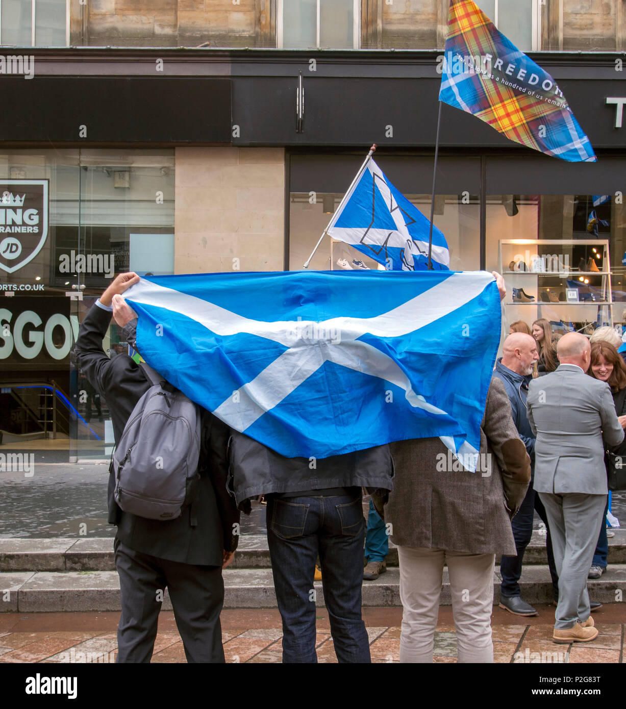 Glasgow, Ecosse.15 juin 2018. Le sautoir autour d'eux. Ils protestent contre la prise de pouvoir de Westminster contre la dévolution écossaise à étapes Buchanan Street dans le centre-ville de Glasgow. Banque D'Images