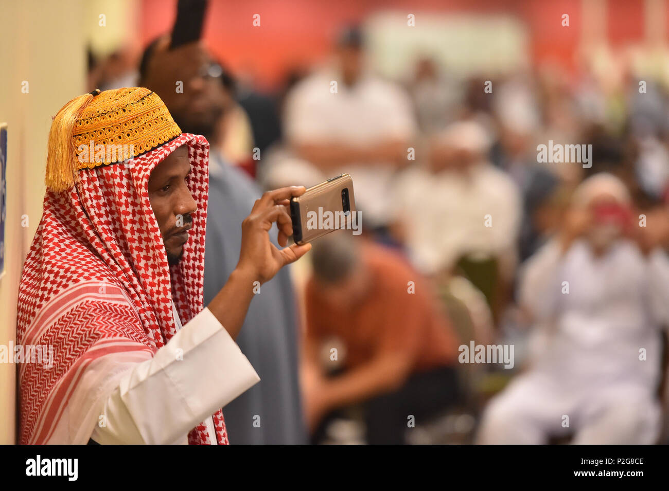San Antonio, Texas, USA. Jun 15, 2018. Les membres de la San Antonio, Texas, USA, communauté musulmane se sont réunis le 15 juin 2018 pour marquer la fin du Ramadan dans la prière communautaire appelé Eid-ul-Fitr qui, pour la première fois à San Antonio, sera prié ensemble. Il a été estimé que 10 000 personnes ont assisté. San Antonio Event Center. Crédit : Robin Jerstad/Alamy Live News Banque D'Images