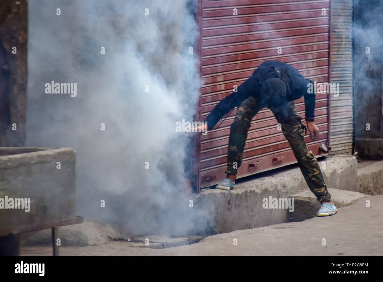 15 juin 2018 - Srinagar, Jammu & Kashmir, Inde - Cachemire protestataires d'affrontements avec les forces de sécurité indiennes au cours d'une manifestation à Srinagar, au Cachemire indien le Vendredi . Les forces gouvernementales ont utilisé des gaz lacrymogènes et des granulés sur les manifestants qui se sont réunis après Cachemiris vendredi dernier, prière de l'après-midi, les manifestants protestaient contre la règle indienne dans la région contestée. Credit : Abbas Idrees SOPA/Images/ZUMA/Alamy Fil Live News Banque D'Images