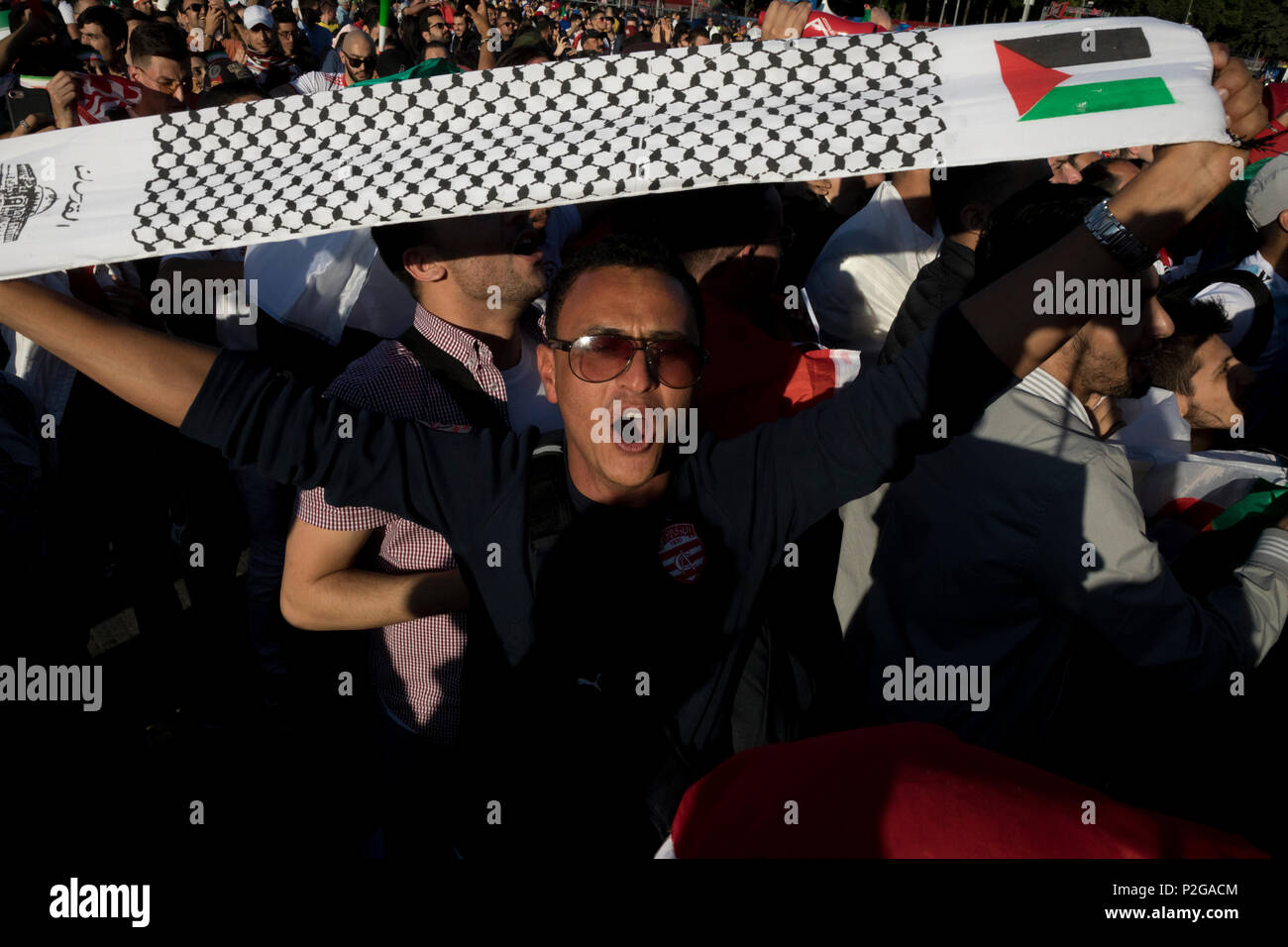 Moscou, Russie. 15 Juin, 2018. L'équipe nationale de football de l'Iran, réjouissez-vous de la victoire de leur équipe lors de la Coupe du Monde FIFA 2018 Russie Crédit : Nikolay Vinokourov/Alamy Live News Banque D'Images
