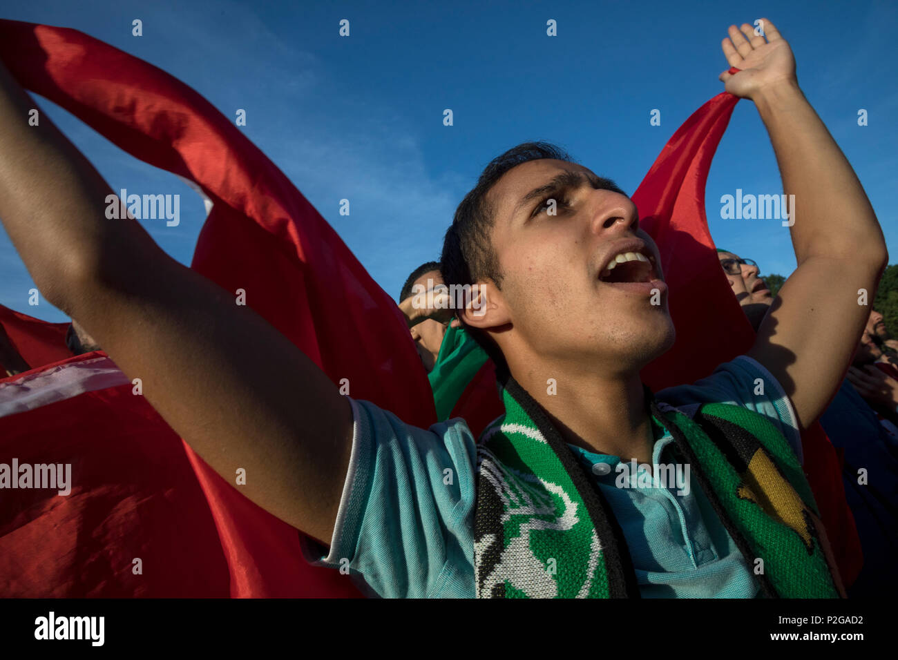 Moscou, Russie. 15 Juin, 2018. L'équipe nationale de football de l'Iran, réjouissez-vous de la victoire de leur équipe lors de la Coupe du Monde FIFA 2018 Russie Crédit : Nikolay Vinokourov/Alamy Live News Banque D'Images