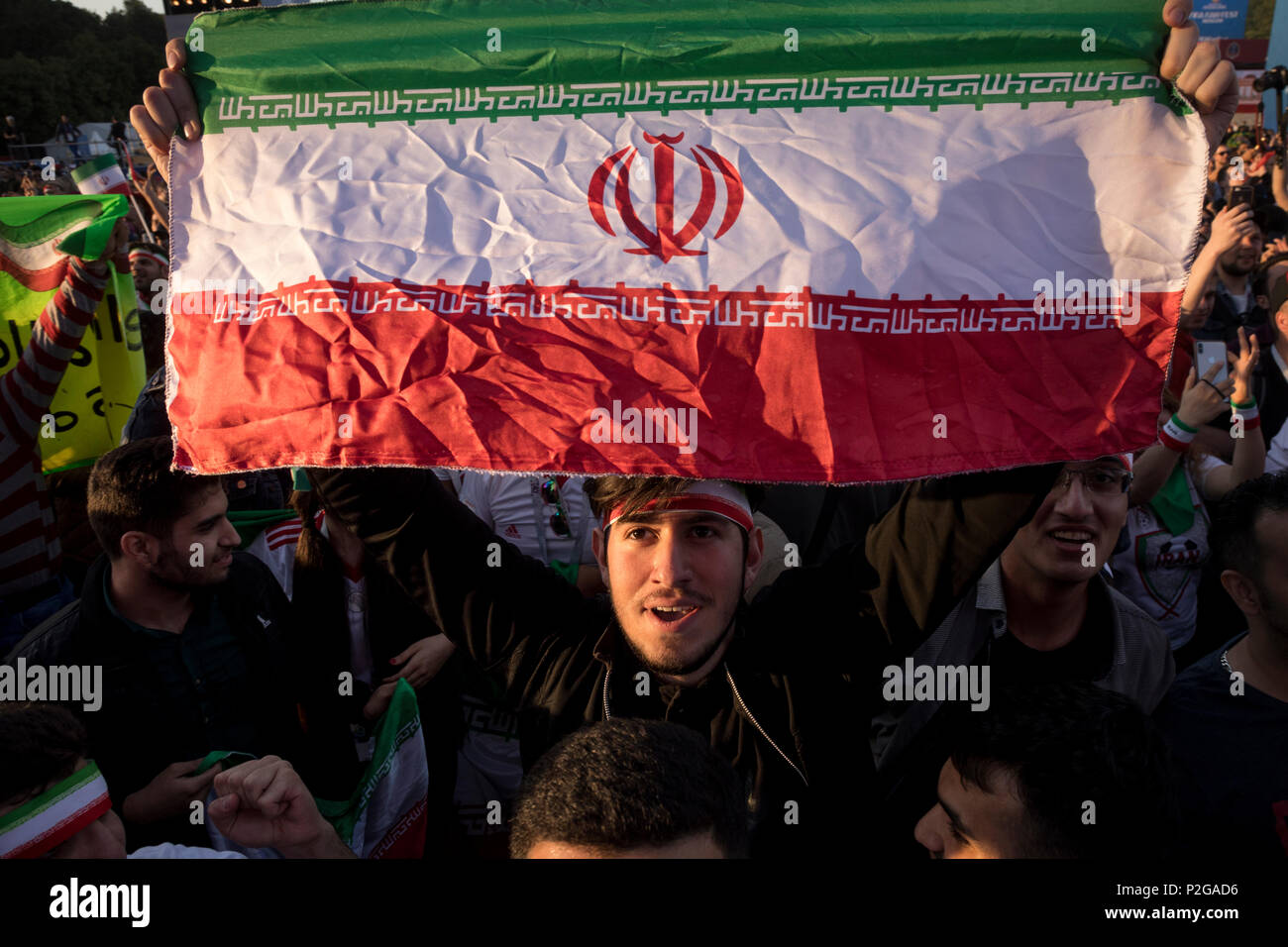 Moscou, Russie. 15 Juin, 2018. L'équipe nationale de football de l'Iran, réjouissez-vous de la victoire de leur équipe lors de la Coupe du Monde FIFA 2018 Russie Crédit : Nikolay Vinokourov/Alamy Live News Banque D'Images