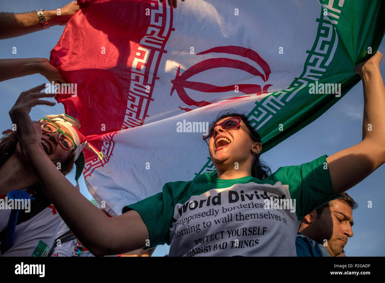 Moscou, Russie. 15 Juin, 2018. L'équipe nationale de football de l'Iran fans cheer se réjouir de la victoire de leur équipe lors de la Coupe du Monde FIFA 2018 Russie Crédit : Nikolay Vinokourov/Alamy Live News Banque D'Images