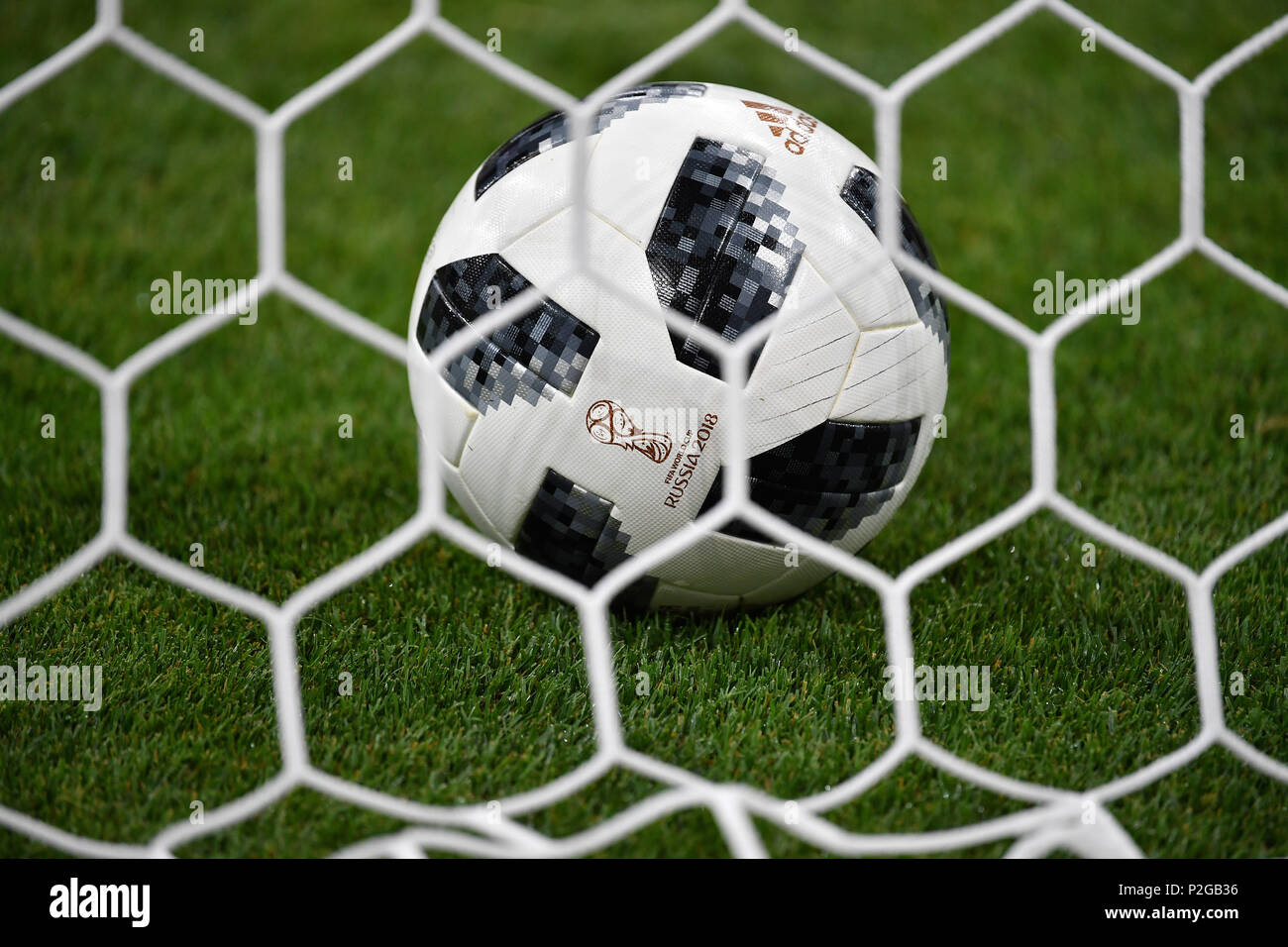 Sochi, Russia. 15 Juin, 2018. Randmotiv, fonction, balle de jeu officielle Adidas TELSTAR est en objectif, objectif net. Portugal (POR) - Espagne (ESP) 3-3, premier tour, Groupe B, Jeu 1, le 15.06.2018 à Sotchi, stade Fisht Olymipic. Coupe du Monde de Football 2018 en Russie à partir de la 14.06. - 15.07.2018. Utilisation dans le monde entier | Credit : dpa/Alamy Live News Banque D'Images