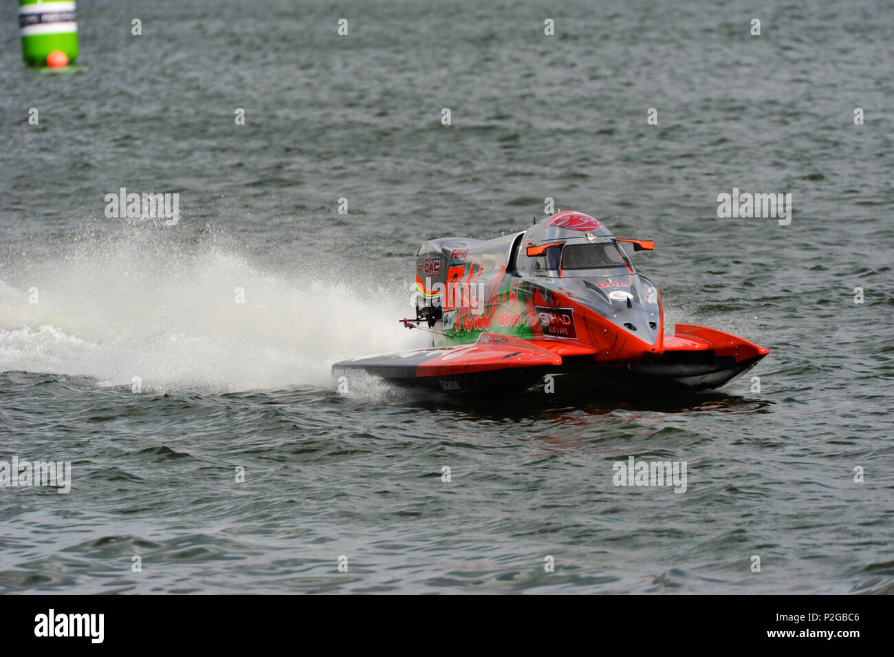 Londres, Royaume-Uni. Jun 15, 2018. Shaun Torrente (USA, de l'équipe Abu Dhabi) racing dans une Formule 1 bateau de séance d'essais libres au cours de l'UIM F1H2O World Championship, Royal Victoria Dock. L'UIM F1H2O Championnat du Monde est une série de courses de bateau, avec cockpit clos, les catamarans qui course autour d'une pêche côtière de circuit autour de 2km à des vitesses allant jusqu'à 136 mph/220km/h. Crédit : Michael Preston/Alamy Live News Banque D'Images