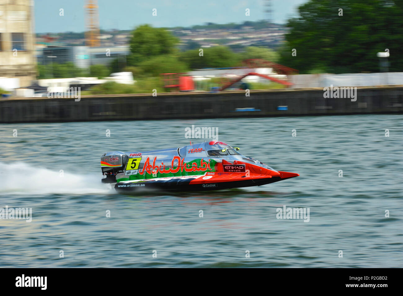 Londres, Royaume-Uni. Jun 15, 2018. Thani Al Qemzi (eau, de l'équipe Abu Dhabi) racing dans une Formule 1 bateau de séance d'essais libres au cours de l'UIM F1H2O World Championship, Royal Victoria Dock. L'UIM F1H2O Championnat du Monde est une série de courses de bateau, avec cockpit clos, les catamarans qui course autour d'une pêche côtière de circuit autour de 2km à des vitesses allant jusqu'à 136 mph/220km/h. Crédit : Michael Preston/Alamy Live News Banque D'Images