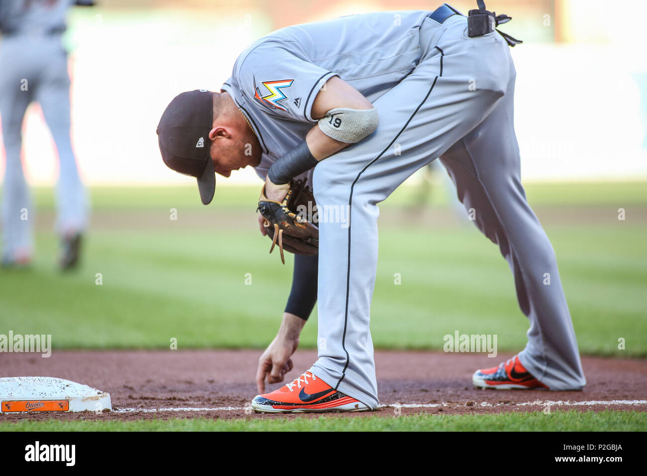 Baltimore, MD, USA. 15 Juin, 2018. L'arrêt-court des Marlins de Miami Miguel Rojas (19) écrit dans la terre avant le début de la Manche au cours de l'action entre la MLB Marlins de Miami et le Baltimore Orioles à Camden Yards de Baltimore, MD. Jonathan Huff/CSM/Alamy Live News Banque D'Images